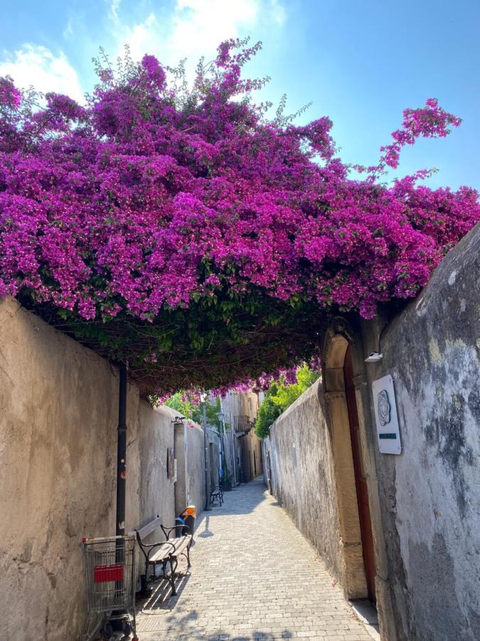 Апартаменты Lipari Centro Storico Flat 7 Mins From Port Экстерьер фото
